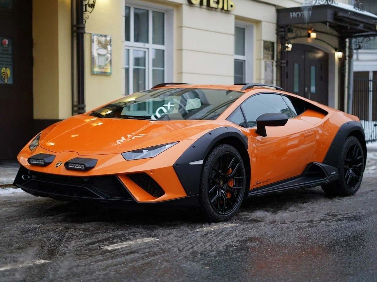 Lamborghini Huracán Sterrato in campagna toscana